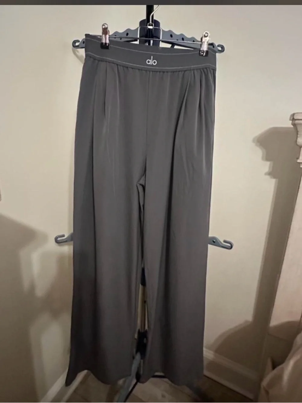 ALO Yoga Women's Wide-Leg Pants in Charcoal